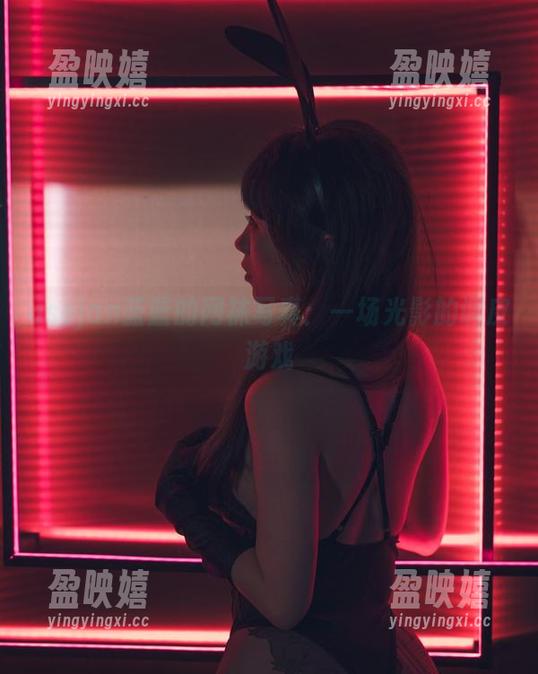 usejan蓝蓝 usejan蓝蓝的网袜写真:一场光影的调皮游戏