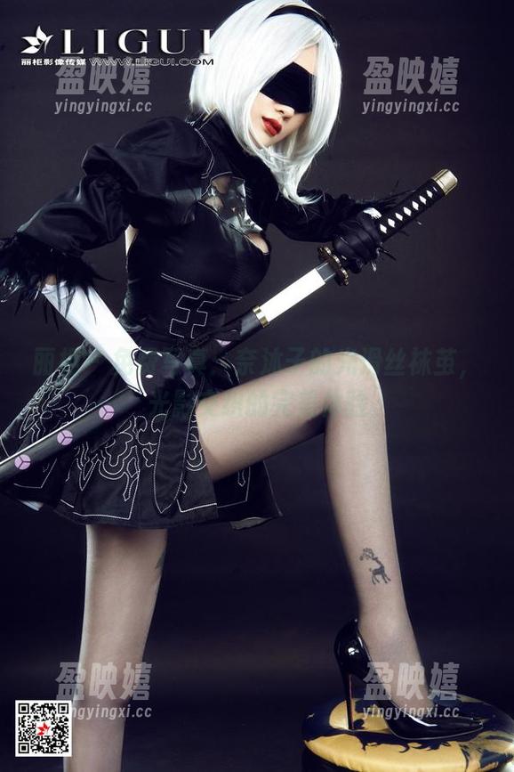 丽柜-奈沐子 丽柜 - 免费写真:奈沐子的光滑丝袜茧,光影交织的完美体验