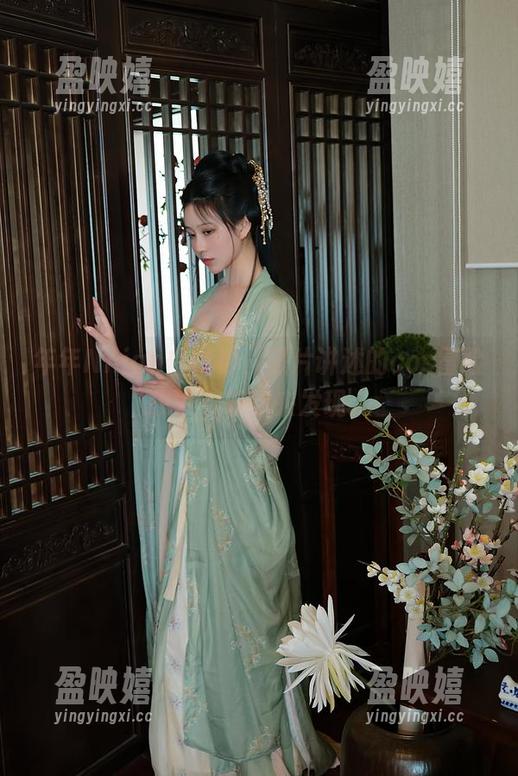年年Nnian 年年Nnian白衬衫,照片讲述的cos冒险故事,等你来发现。