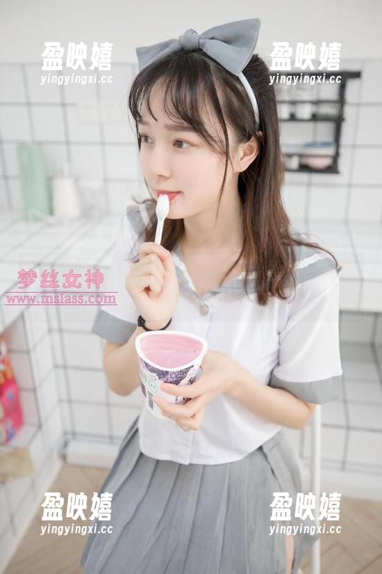 梦丝女神 - 套图非正常发挥：雪馨旅拍中的奇妙表达