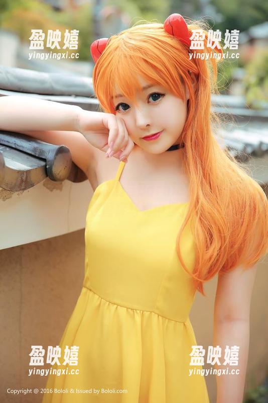 波萝社 - 白色浪漫与Barbie可儿的随性：在图库写真中漫游