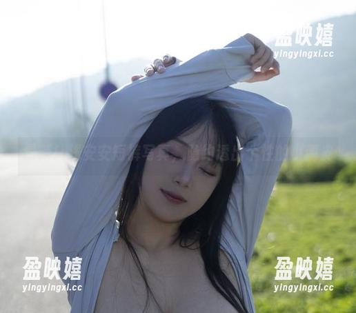 最新！浅安安短裤写真，隐约透出个性的小调皮