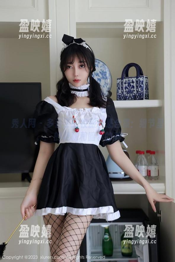 秀人网-多香子 秀人网 - 多香子的校服诱惑合集:细节里的隐秘和暗示的美