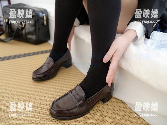 紧急企划-一只喵喵梓 紧急企划 - 黑丝制服下的一只喵喵梓:一组让人眼前一亮的高清图片!