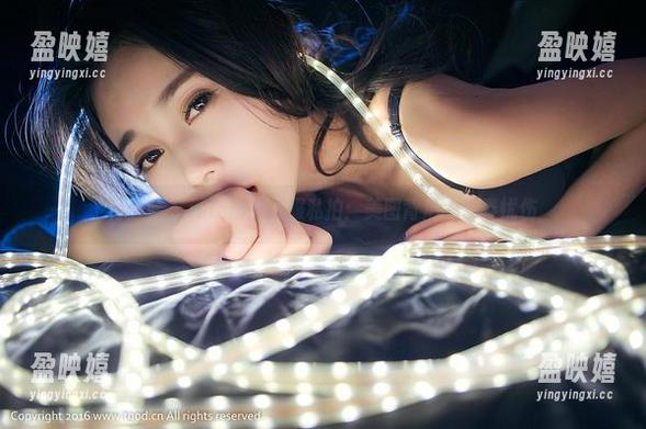 青豆客-谭晓彤 青豆客 - 谭晓彤的校服私拍:美图背后的青春忧伤