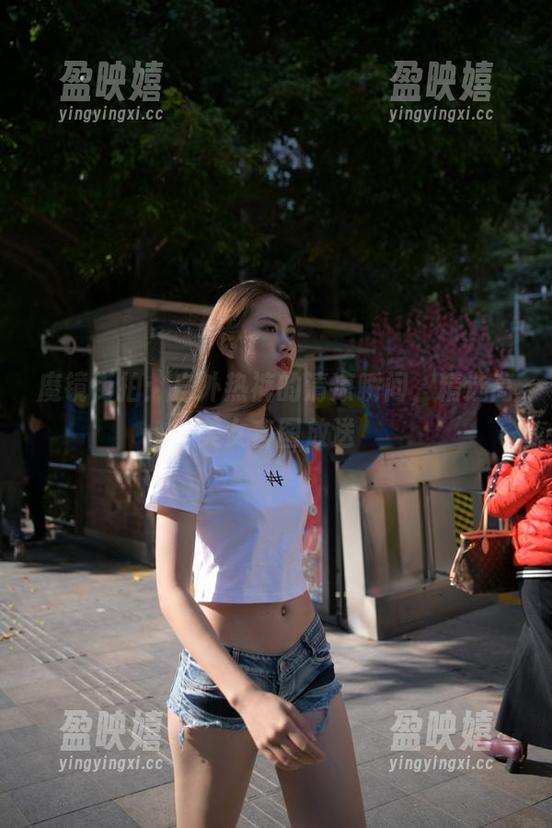 魔镜街拍 魔镜街拍:户外热裤的清凉瞬间,精选高美女套图放送